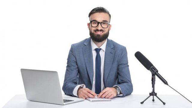 Диктор читает текст
